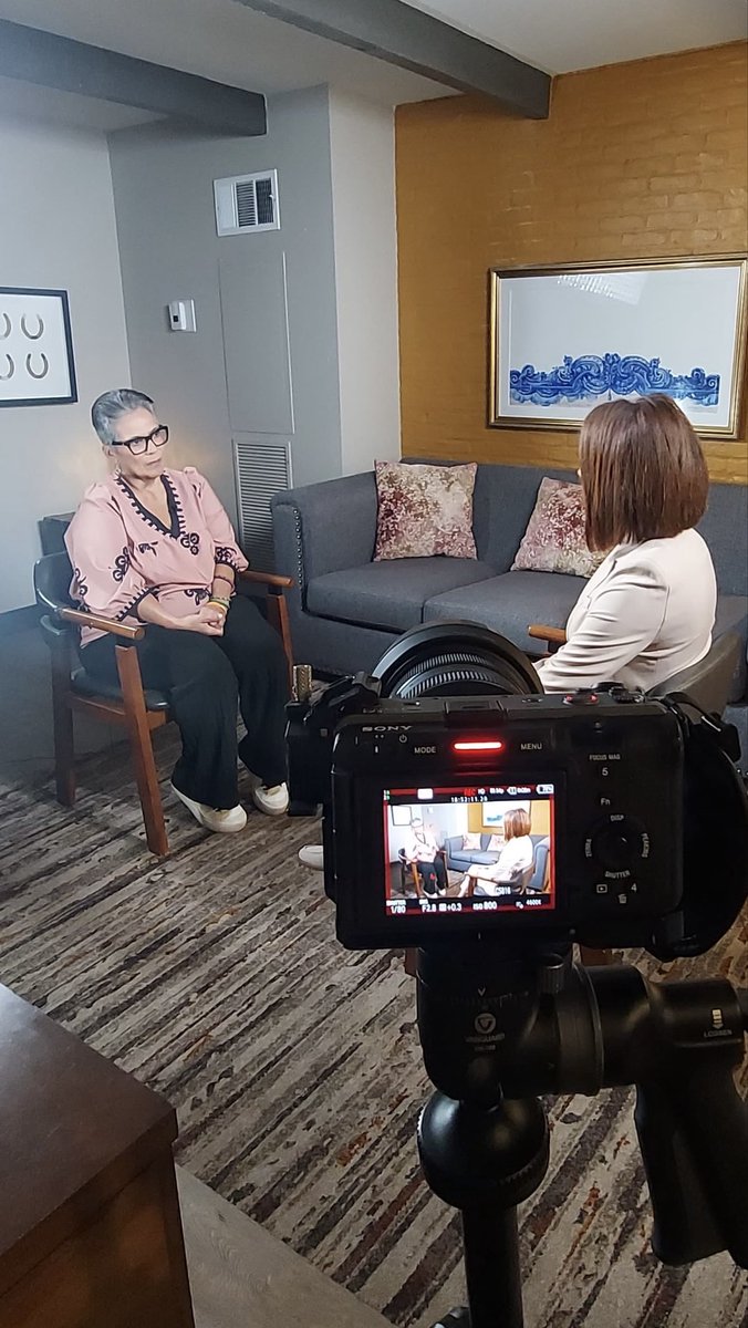 En exclusiva! Fue señalada erróneamente de dejar abierta la puerta por la que entró el atacante que perpetró la masacre en la escuela Robb de Uvalde. Un nuevo video demuestra lo contrario.  univision.com/shows/noticier…