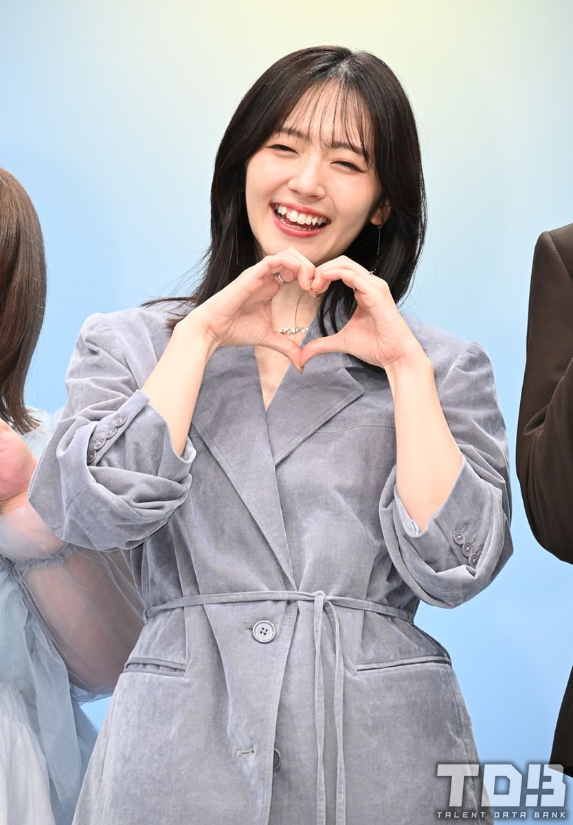 talent_databank's tweet image. 鈴⽊愛理、推しのいる生活の尊さを再確認した上で2年ぶりの撮影に挑む！推し活シーンでのアドリブ採用に「ファンの方々を普段観察してることが生きた」＜『推しが上司になりまして フルスロットル』記者会⾒＞

▼詳細はこちら
talent-databank.co.jp/special/topics…

#推し上司 #鈴木愛理
@tx_oshi
