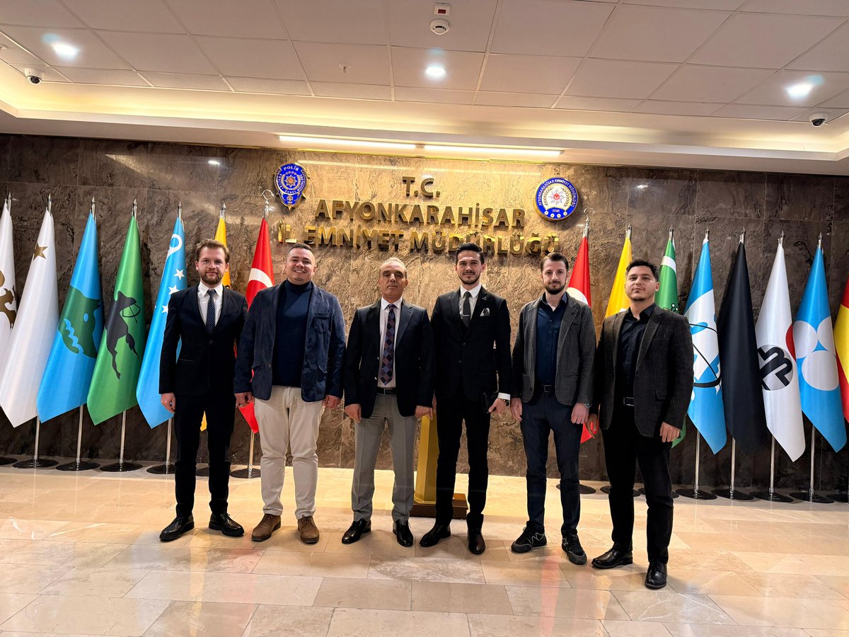gencmusiadafyon's tweet photo. Genç MÜSİAD Afyonkarahisar olarak İl Emniyet Müdürümüz Sn. Ahmet Birtan Erol’u ziyaret ettik.
Şehrimizin güvenliği ve gençliğin rolü üzerine verimli bir sohbet gerçekleştirdik.
Nazik ev sahiplikleri ve samimi sohbetleri için Sayın Müdürümüze teşekkür ediyor, başarılar diliyoruz. https://t.co/RBwqEPZj5J