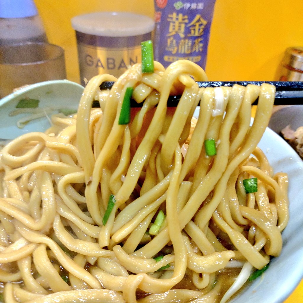 八肉祭関係者4人で栄養補給に向かうは野猿🐒🏖️さん😋デフォに200円追加でニラver.を堪能✨夜のスープも朝とはまたひと味違って濃厚でウマっ😍ニラがとにかく合う💕食後はお店の隣で青木さんにご挨拶＆製麺機を拝見したりジャイアンツ談義に花を咲かせてこれまた楽しいひとときを😋ごちそう様でした🎶
