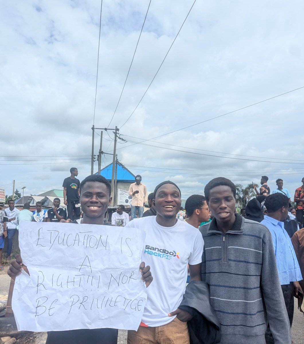 Bonaventurekos's tweet photo. How poor man go fit survive?
Student of federal university of petroleum resources effurun is calling on the VC and management to reduce the school fees amount. It so bad of them @vdmempire

#NoToSchoolFeesIncrement
#FupreVoice
#MustPoorManCry?
#EducationNaRightNotLuxury
#verydark https://t.co/sAbLZo0ktK