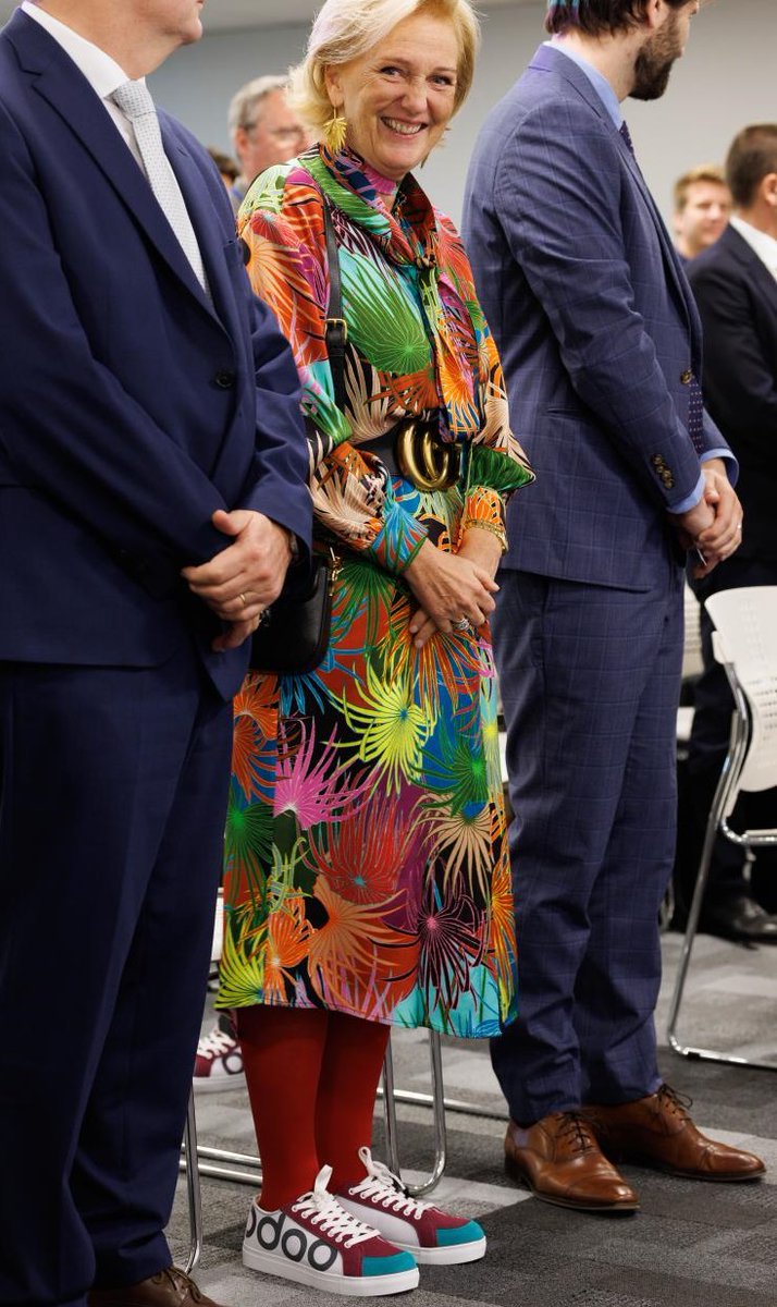 DJDOM59's tweet photo. La Princesse Astrid se rend en Californie pour une mission économique. Bien. Mais cette dinde immonde se sent-elle obligée de ridiculiser la Belgique avec un accoutrement qui fait plus penser au Cirque Bouglione qu'à une personne censée faire du business ?
Quelle honte ! https://t.co/jCFqc3yVSB
