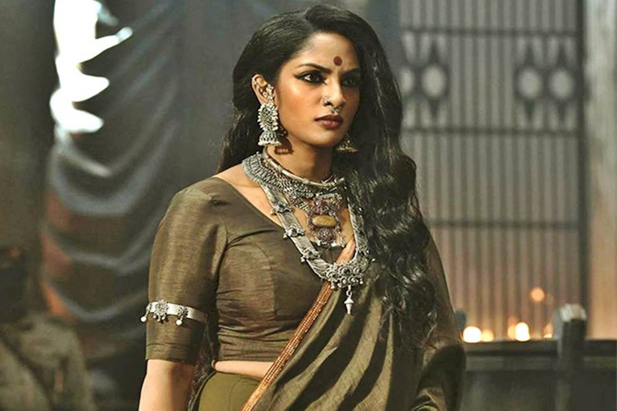 ursniresh's tweet photo. #ShriyaReddy revealed that while working on #Salaar, she used to do 50-60 pushups before every shot so that she could look invincible in the character of Radha Rama.
When I stand there, in Khansar, among so many men…If I have to feel invincible, I need to feel it from within. https://t.co/Bt7xFSZNOH