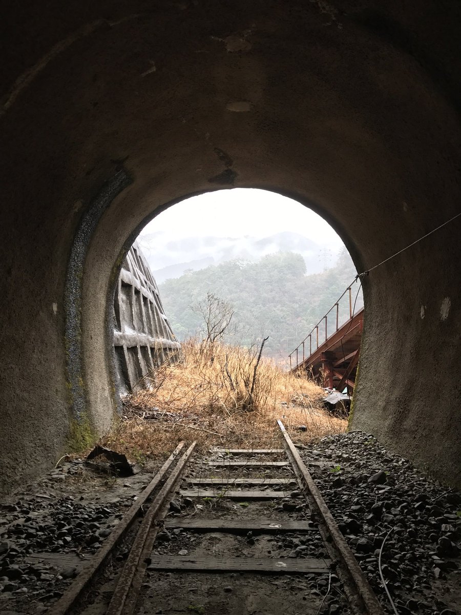 noiseandblame's tweet image. 今やダム湖への浮沈を繰り返しているであろう、とある廃線隧道にて。