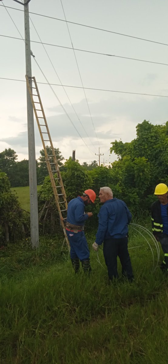 Restablecido el servicio eléctrico en el barrio de El Refugio en Jatibonico por afectación de un transformador quemado. #Jatibonico #SanctiSpíritusEnMarcha.