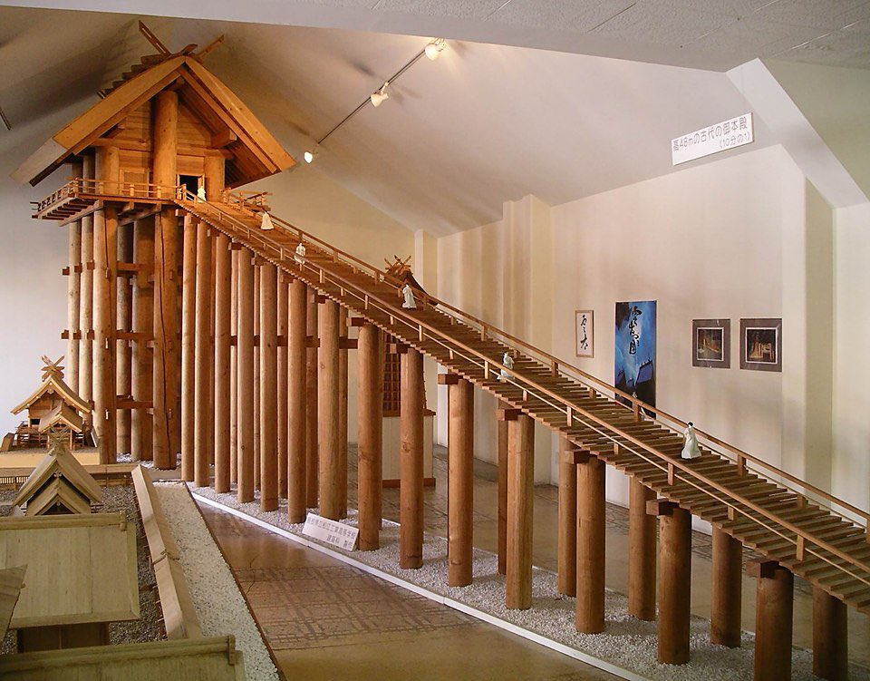 NEBU_KURO's tweet image. 出雲大社。古代の本殿は50メートル近い高層建築だったという。(復元写真はwikiから)三本で一纏めだった柱の位置が刻まれている。訪れたのは丁度正午で、太陽が南中でした。