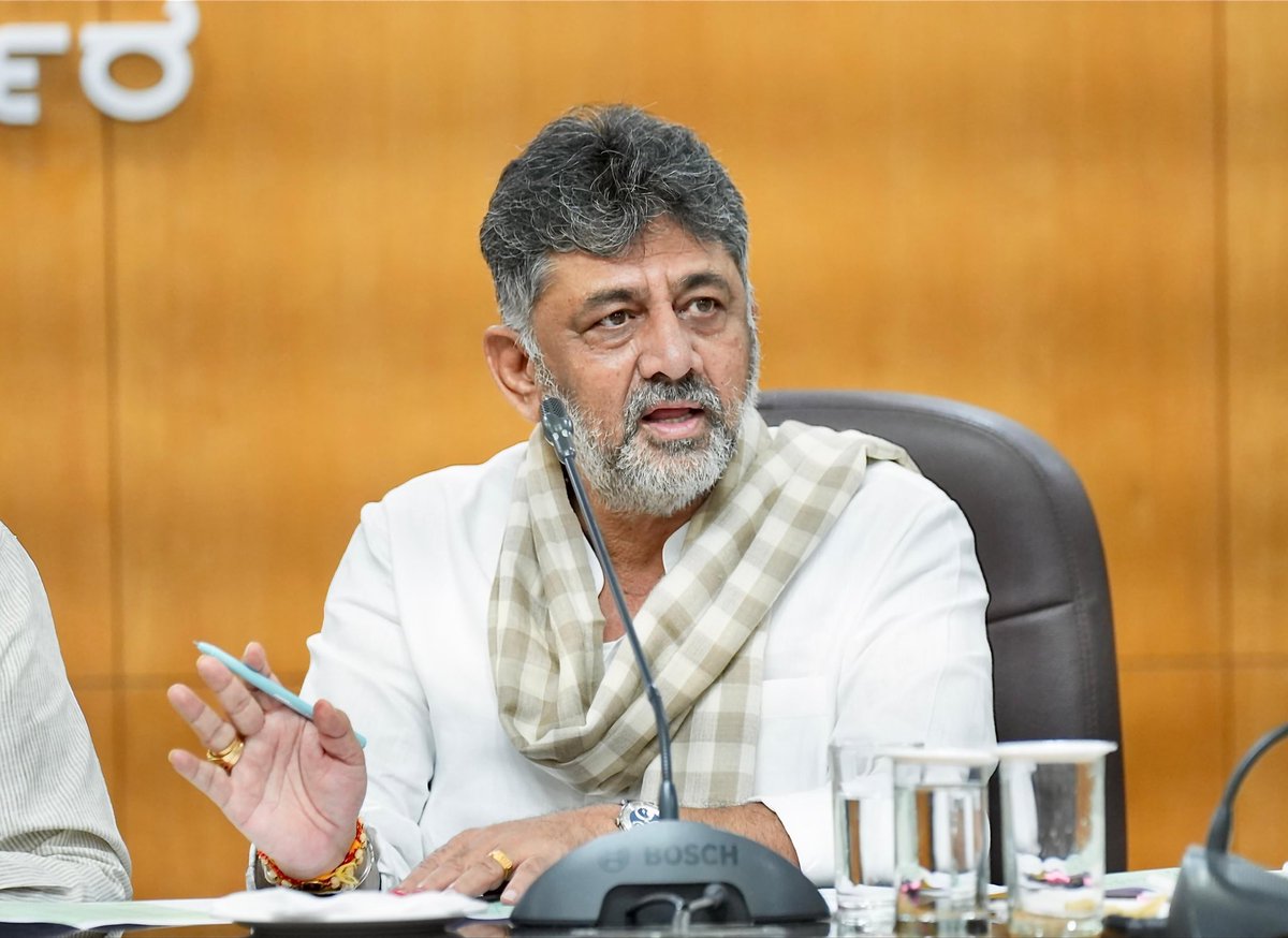 DKShivakumar's tweet photo. ಗ್ರೇಟರ್ ಬೆಂಗಳೂರು ಪ್ರಾಧಿಕಾರ ವ್ಯಾಪ್ತಿಯಲ್ಲಿ ಹಾಗೂ ರಾಜ್ಯದ ಇನ್ನಿತರ ಪ್ರದೇಶದಲ್ಲಿ ನಿರ್ಮಿಸಿರುವ ಕಟ್ಟಡಗಳಿಗೆ ವಿದ್ಯುತ್ ಮತ್ತು ನೀರಿನ ಸಂಪರ್ಕ ಕಲ್ಪಿಸುವ ಕುರಿತಾಗಿ ಇಂದು ವಿಧಾನಸೌಧದಲ್ಲಿ ನಡೆದ ಸಭೆಯಲ್ಲಿ ಮುಖ್ಯಮಂತ್ರಿಗಳಾದ ಶ್ರೀ ಸಿದ್ದರಾಮಯ್ಯ ಅವರೊಂದಿಗೆ ಪಾಲ್ಗೊಂಡು, ಚರ್ಚಿಸಲಾಯಿತು.
ಈ ವೇಳೆ ಸಚಿವರಾದ ಕೆ.ಜೆ.ಜಾರ್ಜ್‌, ಹೆಚ್‌.ಕೆ. ಪಾಟೀಲ್, ಕೃಷ್ಣ ಬೈರೇಗೌಡ, ಪ್ರಿಯಾಂಕ್‌ ಖರ್ಗೆ, ರಹೀಂ ಖಾನ್, ರಾಜ್ಯ ಸರ್ಕಾರದ ಮುಖ್ಯ  ಕಾರ್ಯದರ್ಶಿಗಳಾದ ಡಾ. ಶಾಲಿನಿ ರಜನೀಶ್ ಅವರು ಸೇರಿದಂತೆ ಸಂಬಂಧಪಟ್ಟ ಇಲಾಖೆಗಳ ಹಿರಿಯ ಅಧಿಕಾರಿಗಳು ಉಪಸ್ಥಿತರಿದ್ದರು.