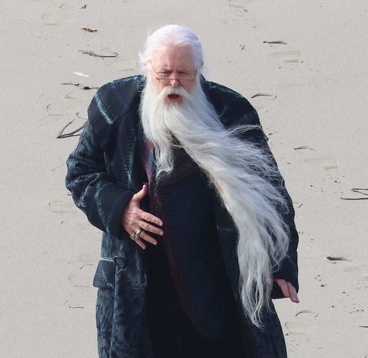 fb3countdown's tweet image. our first look at John Lithgow as Albus Dumbledore!! 

any guesses as to why he's on a beach?