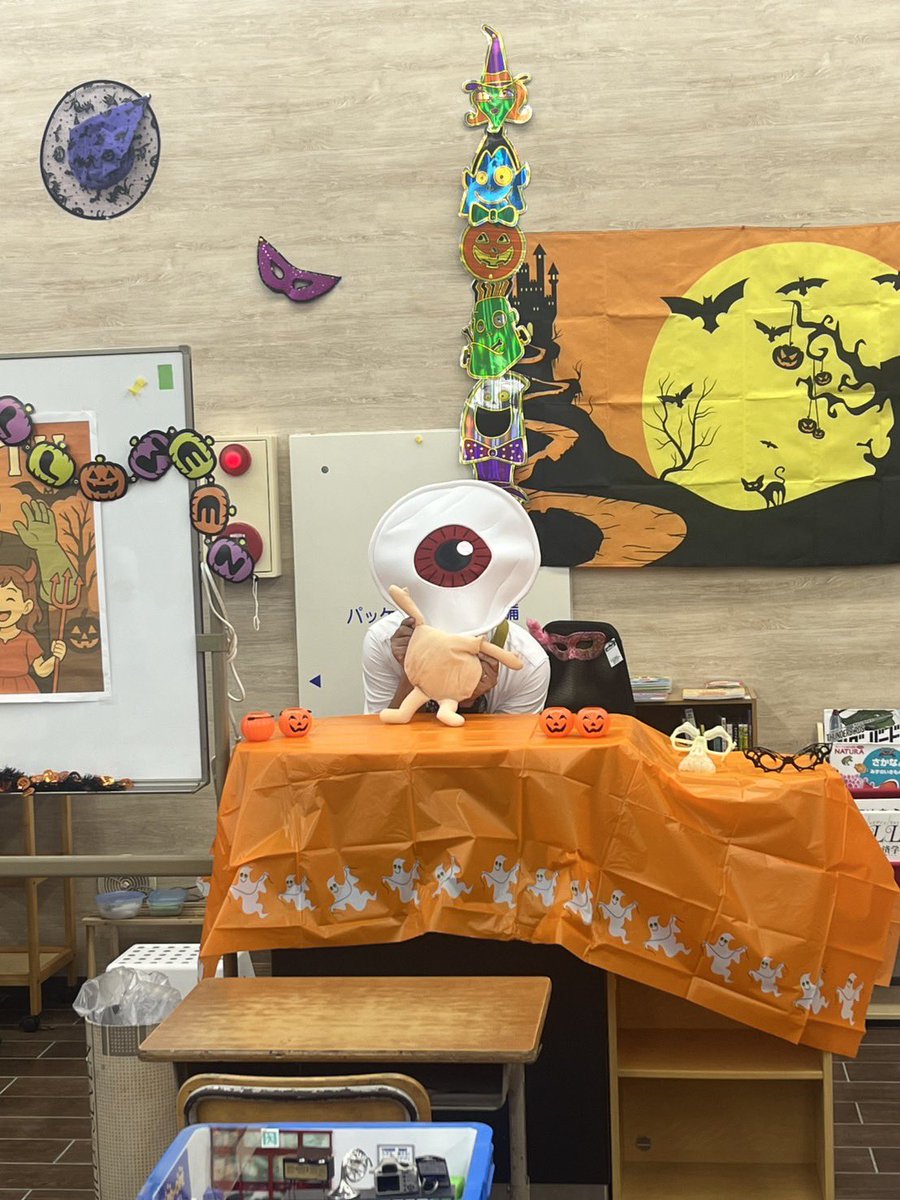 ohyokohamaaoba's tweet photo. グランドオープンまであと２日！！入り口と2階から降りてきたところにサインポップがつきました！そして、なにやら凄い場所を発見！！ここはどこなんでしょう！！
グランドオープンは10月10日！！金曜日！

#ハードオフ　#オフハウス　#ホビーオフ　#横浜青葉　#青葉区　#成瀬台　#オープン https://t.co/ziEvGN8WU7