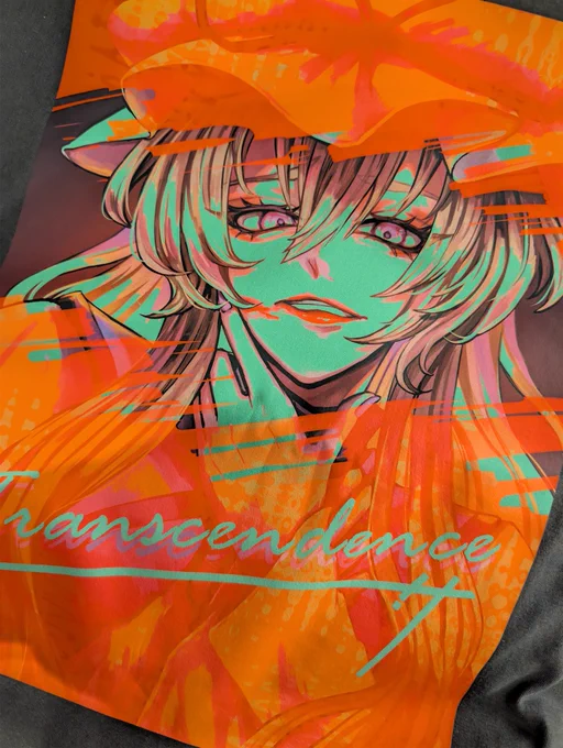 【秋例グッズお知らせ】 紫のイラストをセルフリミックスしたTシャツを頒布しますドデカプリントでオシャレにキメよう! ・ボディカラー:濃グレー ・サイズ:XLのみ