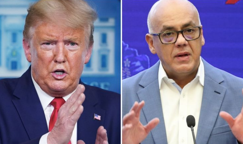 antdelacruz_'s tweet photo. La fase II de Trump y la coartada preventiva del Cártel de los Soles

En la política de las grandes potencias, los cambios estratégicos rara vez comienzan con un movimiento de tropas. Empiezan con un relato. Antes de que un barco se desplace o un avión despegue, el poder prepara el terreno con una narrativa capaz de justificar la acción que vendrá después.

En la ceremonia por el 250º aniversario de la Marina de Estados Unidos, Donald Trump anunció que la “fase marítima” de la guerra contra el narcotráfico había concluido y que la siguiente etapa se desarrollaría en tierra. A primera vista, podría parecer una frase incidental; en realidad, marca un punto de inflexión. Lo que el presidente sugirió —y lo que sus asesores militares comprendieron— es que la lucha contra las redes criminales latinoamericanas está a punto de redefinir el mapa operativo del hemisferio.

El argumento es simple y poderoso: si los cárteles ya no navegan, Washington se reserva el derecho de perseguirlos donde se oculten. La primera fase legitimó la presencia naval en el Caribe; la segunda amplía el campo de acción hacia los corredores terrestres que atraviesan Venezuela y Colombia. La frontera deja de ser un límite y se convierte en una continuidad táctica.

Trump evita la palabra “intervención” y prefiere hablar de una “persecución ampliada”. No recurre a resoluciones internacionales; en cambio, apela a cifras domésticas: muertes por opioides, familias destruidas, comunidades fracturadas. Cada golpe al narcotráfico, afirma, equivale a vidas estadounidenses salvadas. Es una narrativa de autodefensa diseñada para preparar al público a aceptar, llegado el momento, acciones que en otro contexto serían percibidas como incursiones extranjeras.

Mientras Washington desplaza su eje estratégico del mar a la tierra, el régimen venezolano se mueve también, aunque en otra dirección. No responde con diplomacia ni con fuerza militar, sino con manipulación preventiva del miedo. Esta semana, Jorge Rodríguez —habitualmente identificado como presidente de la Asamblea Nacional chavista— publicó un mensaje en Telegram en el que informa que “sectores extremistas de derecha” planeaban colocar explosivos en la Embajada de Estados Unidos en Caracas. No ofreció pruebas, ni nombres, ni fechas. Lo esencial no residía en la denuncia. El propósito real es construir un escenario que justifique lo que pueda ocurrir después.

Rodríguez evitó presentarse como dirigente partidista y optó por el título de “jefe de diálogo y paz de Venezuela”. El cambio no responde a una cuestión semántica, más bien representa un movimiento táctico: busca desprenderse de la carga del régimen y hablar desde una institucionalidad que pretende ser neutral. De ese modo, convierte una acusación política en un acto de Estado y se otorga la autoridad de señalar o mediar sin el peso de la ilegitimidad.

La maniobra es antigua. Los regímenes autoritarios crean amenazas imaginarias para justificar represalias reales. Putin lo hizo en Chechenia, Erdogan en Turquía, Lukashenko en Bielorrusia. La secuencia se repite: primero se enuncia la conspiración; luego se reprimen a los sospechosos; finalmente, se proclama haber salvado a la nación de un peligro fabricado. En Venezuela, el patrón adopta un nuevo nombre: “defensa preventiva del poder”.

Lo que conecta ambas estrategias —la redefinición del enemigo por parte de Washington y la invención de la amenaza por parte del Cártel de los Soles— es la lógica que las impulsa. En ambos casos, se trata de controlar el relato antes de que los hechos ocurran. Trump configura el marco legal y moral para futuras operaciones. Rodríguez configura la coartada política para futuras detenciones. Uno se adelanta al conflicto para ampliar su legitimidad; el otro, para blindar su impunidad.

Las consecuencias pueden ser profundas. Si Estados Unidos decide trasladar su persecución a tierra firme, el mapa de riesgo incluirá zonas como el Catatumbo, Apure, Amazonas, Zulia y Falcón, donde confluyen actores de distinto origen: cárteles mexicanos, disidencias guerrilleras colombianas y redes venezolanas de contrabando y lavado. No son organizaciones aisladas, son todas parte de un ecosistema criminal que opera con la complacencia —o la complicidad— de estructuras estatales.

La “fase II” de Trump reconoce, en los hechos, que el narcotráfico latinoamericano ya no es un fenómeno clandestino, sino un sistema político-económico incrustado en aparatos de gobierno. En ese contexto, la distinción entre seguridad hemisférica y soberanía nacional se vuelve borrosa.

Para el régimen venezolano, la respuesta es narrativa antes que militar. Requiere una justificación que le permita etiquetar a sus opositores como “terroristas”, “agentes extranjeros” o “conspiradores”. La invención de atentados ofrece ese pretexto. Cualquier periodista, activista o dirigente puede ser criminalizado bajo la excusa de proteger la seguridad diplomática. El enemigo no necesita existir: basta con que cumpla una función política.

El cabellomadurismo sabe que no puede detener una eventual ofensiva estadounidense, pero puede elevar su costo diplomático si logra proyectar respaldo externo. Cada contacto con Moscú cumple ese propósito: no busca ayuda militar real, sino un eco simbólico que mantenga viva la ilusión de un bloque antioccidental. Rusia no enviará tropas, pero su sombra basta para sostener la narrativa del desafío.

El resultado es un tablero en el que dos narrativas se alimentan mutuamente. Washington reconfigura su legitimidad para actuar más allá del Caribe. El cártel construye su legitimidad para reprimir más allá de la ley. En ambos lados, el lenguaje precede a la acción.

En la nueva era de los conflictos, la guerra ya no se libra únicamente con armas; también se combate con palabras cuidadosamente calibradas. La llamada guerra de quinta generación no busca la conquista de territorios,sino el control de los imaginarios colectivos. Quien logre dominar la historia que se cuenta en el mundo sobre el conflicto terminará controlando también su desenlace.

Hoy, Venezuela se ha convertido en el laboratorio de esa disputa global: un territorio donde la semántica del poder redefine los límites de la fuerza y donde cada palabra lanzada en el espacio público anticipa un movimiento geopolítico.

La fase II no ha comenzado con disparos; ha empezado con narrativas. Las armas son símbolos, las trincheras son pantallas y las victorias se miden en percepciones.

La batalla no se libra en montañas ni en ciudades. Se desarrolla en la mente de quienes aún sostienen al régimen: miedo, reputación, obediencia. En ese terreno invisible, una decisión individual —no disparar, no firmar, no callar— puede tener más fuerza que un batallón.

Si entendemos cómo se gana una guerra sin tanques, entendemos también cómo termina un sistema que ya no puede sostener su propio relato.