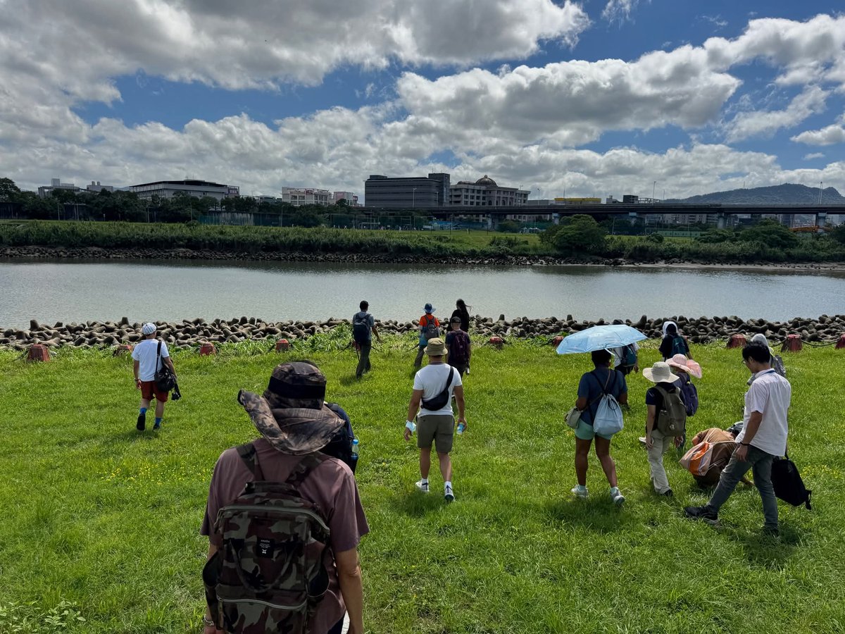 凱達格蘭塔塔悠社後裔彭凌帶領大家認識家鄉(下)(歡迎點愛心轉推~)
基隆河畔的上塔悠，是台北市民騎鐵馬、跑步、散步的河濱公園，還有美麗的山河景觀。
河堤旁有條塔悠路，路名透露了這個地方快被遺忘的故事。
彭凌提到幼時對河岸旁的記憶是淹水。
後來造了堤防，隔開了溢流的河水也隔開了經濟發展，