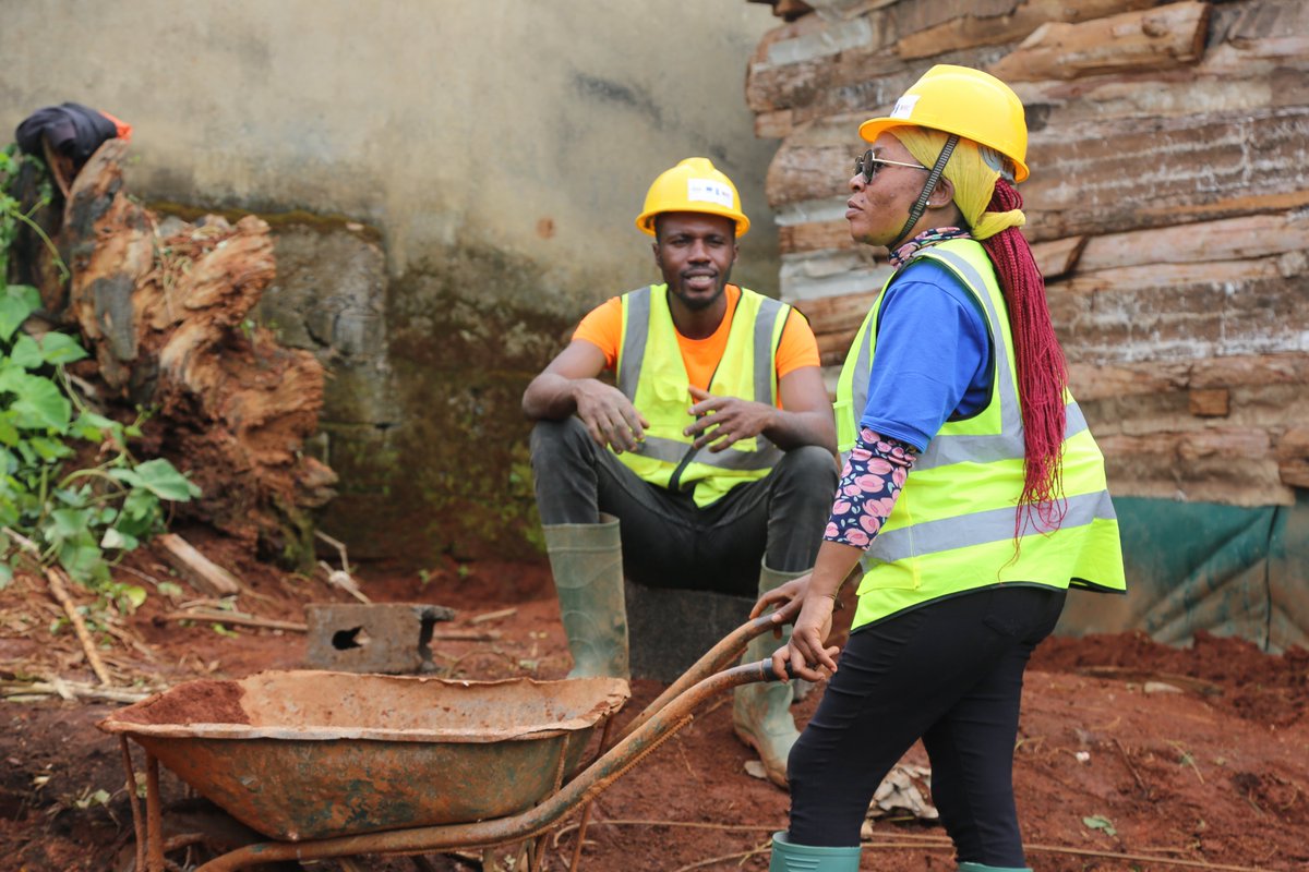 PNUDCameroun's tweet image. 🌍 In Dschang, more than 50 young people & women were trained in eco-construction through the #ACP–#EU / #UNDP🇨🇲 Development Minerals Program.
Objective: promote green, inclusive, & sustainable value chains.
#SustainableDevelopment #DevelopmentMinerals #LowCarbonMaterials