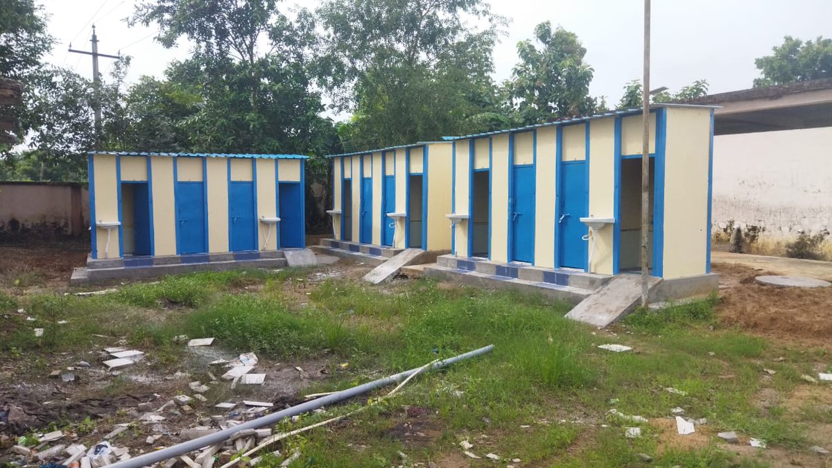 Reddy6689's tweet image. కురుపాం గురుకులంలో నాడు-నేడులో భాగంగా మన హయాంలో వాటర్ ప్లాంట్ పెడితే.. దాన్ని ఇప్పుడు సరిగ్గా శుభ్రం చేయకపోవడంతో విద్యార్థినులు కలుషిత నీరు తాగి ఆసుపత్రిపాలయ్యారు.

#KurupamHealthCrisis
#InHumanAPGov