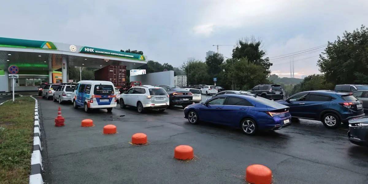 EmitSerge46735's tweet photo. Belarus quadrupled its gasoline exports to Russia in September as Moscow faces fuel shortages due to Ukrainian attacks on its energy infrastructure, according to Reuters.According to the agency’s sources, fuel deliveries by train from Belarusian refineries to Russia last month https://t.co/Ap22ZJC5vC
