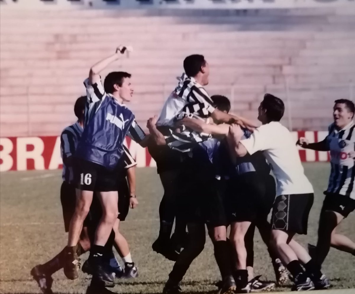 Porque recordar es vivir. 

Un dia como hoy, Libertad volvía a la primera división de la mano del Comandante Mario Sapriza.

Volvió al lugar donde siempre estuvo y esta vez para garcharse a todos y hacer llorar a la mayoría.

Antes de irnos teniamos la misma cantidad de titulos