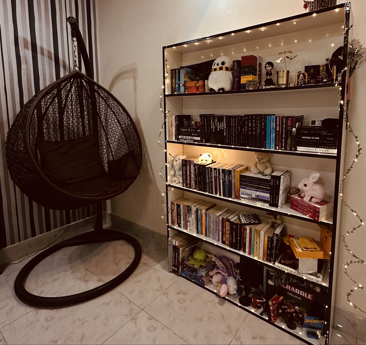 ArshiaQaisar's tweet image. in love w this corner of my room ✨