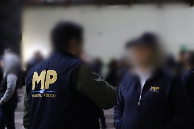 First image shows blurred group of people including men in dark blue jackets with yellow MP logos and Ministerio Publico text on backs, standing in an indoor hall with white walls. Second image depicts multiple police officers in dark blue uniforms with yellow POLICIA patches on shoulders, gathered in a blurred indoor space with purple patterned wall and doors.