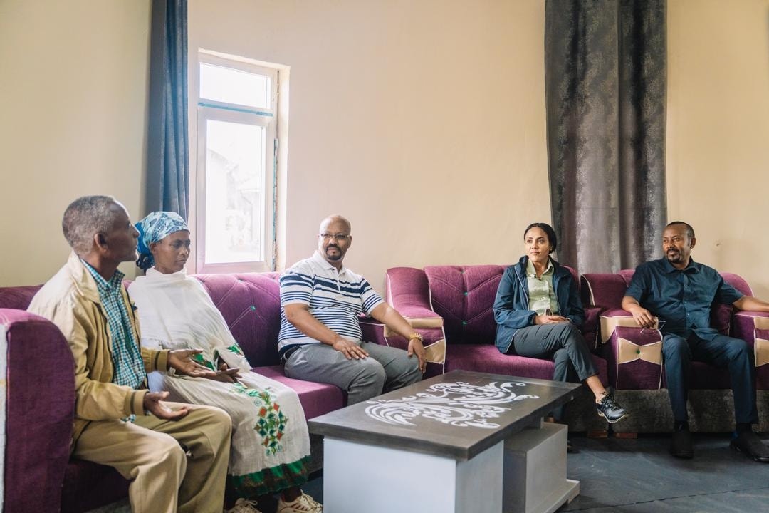 adugn43904's tweet image. The #CorridorProject, first launched in Addis Ababa, is now expanding nationwide! Today, PM @AbiyAhmedAli  visited villages in Halaba and Kambata, Central Ethiopia, built through a voluntary scheme during the rainy season. A vision in action. #CorridorProject #EthiopianVillage