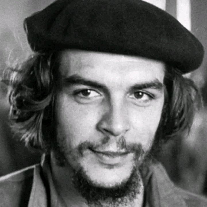 Con #HonorHolguinero renovamos el eterno compromiso y homenaje con el Guerrillero Heroico. Su ejemplo sigue fortaleciendo a generaciones de cubanos. #ChéVive en #Cuba y en el mundo.