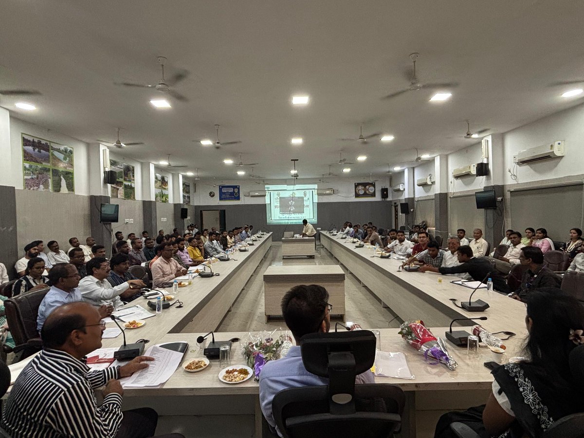 SamparkBB's tweet image. पीएम सूर्यघर मुफ्त बिजली योजना हितग्राही परिचर्चा आयोजित !
कलेक्टर श्री दीपक सोनी ने कहा — अधिक से अधिक लोगों तक योजना का लाभ पहुंचे
सीएसपीडीसीएल इंजीनियर व वेंडरों को बेहतर समन्वय के निर्देश 
@DeepakSoni_1
#PMSuryaGhar #SolarEnergy #Balodabazar #GreenEnergy #RenewableIndia