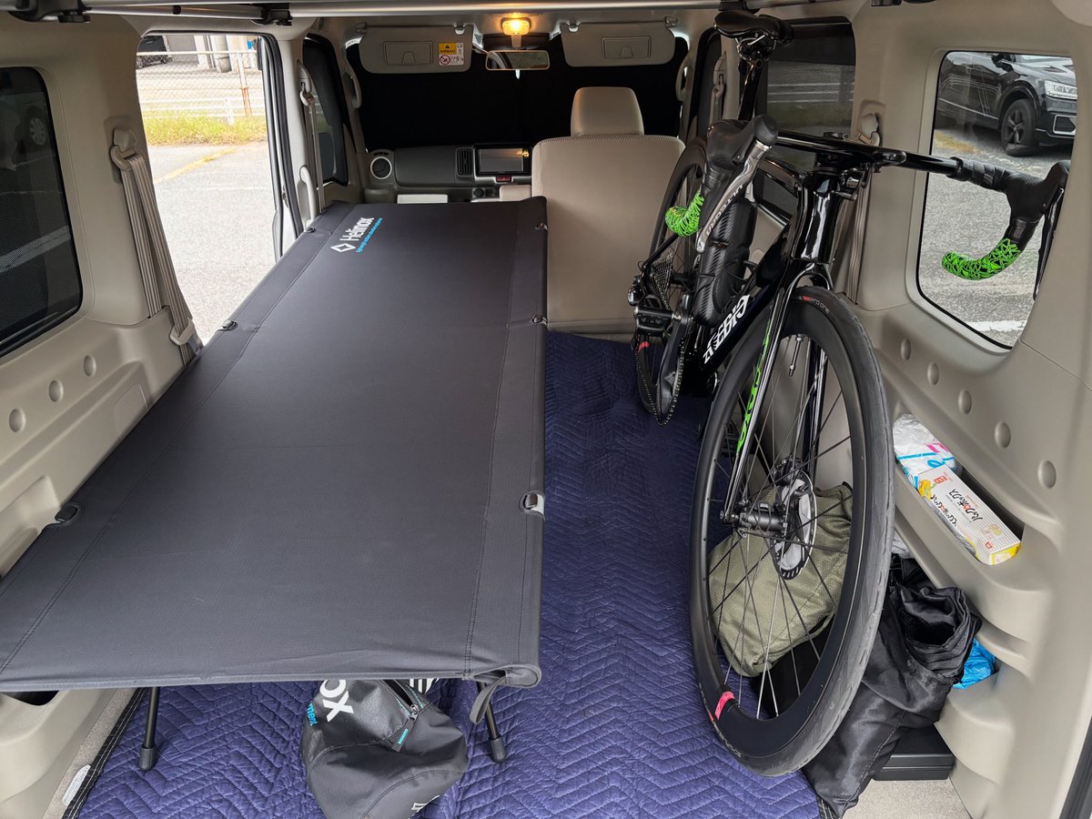 kazu_kbc's tweet photo. スクラムワゴンの検証
ロードバイクは、前側の背もたれを倒さなくても、載るには載る。
キャンプ用のコット(ベッド)は、前側の背もたれを倒せば入るが、床がフラットではないので、そこの解決が必須ではあります。
https://t.co/rBIB7aV2cq
#スクラムワゴン #エブリィワゴン #avedio #avediocharisr https://t.co/xFp6uoYpkg