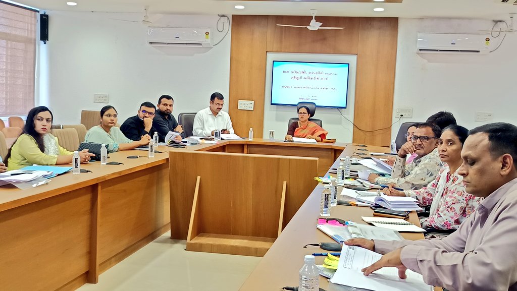CollectorArv's tweet photo. મહેસુલી અધિક્ષકશ્રીઓની માસિક સમીક્ષા બેઠકમાં મહેસૂલી પત્રકોની માહિતી તથા પાણી પત્રકો બાબતે, #i-Mojni અરજીઓ,સ્વામિત્વ યોજના,ડિજિટલ ગુજરાત સમરી રીપોર્ટ,#iORA,RIC પ્રકરણો,પડતર અરજીઓની,#iRCMS,#RFMS,#CMDASHBOARD રીપોર્ટ વિવિધ મુદાઓની ચર્ચા સહ જરૂરી સુચનો આપ્યાં.@CMOGuj @JayantiRavi https://t.co/gHuDfb5Cr1