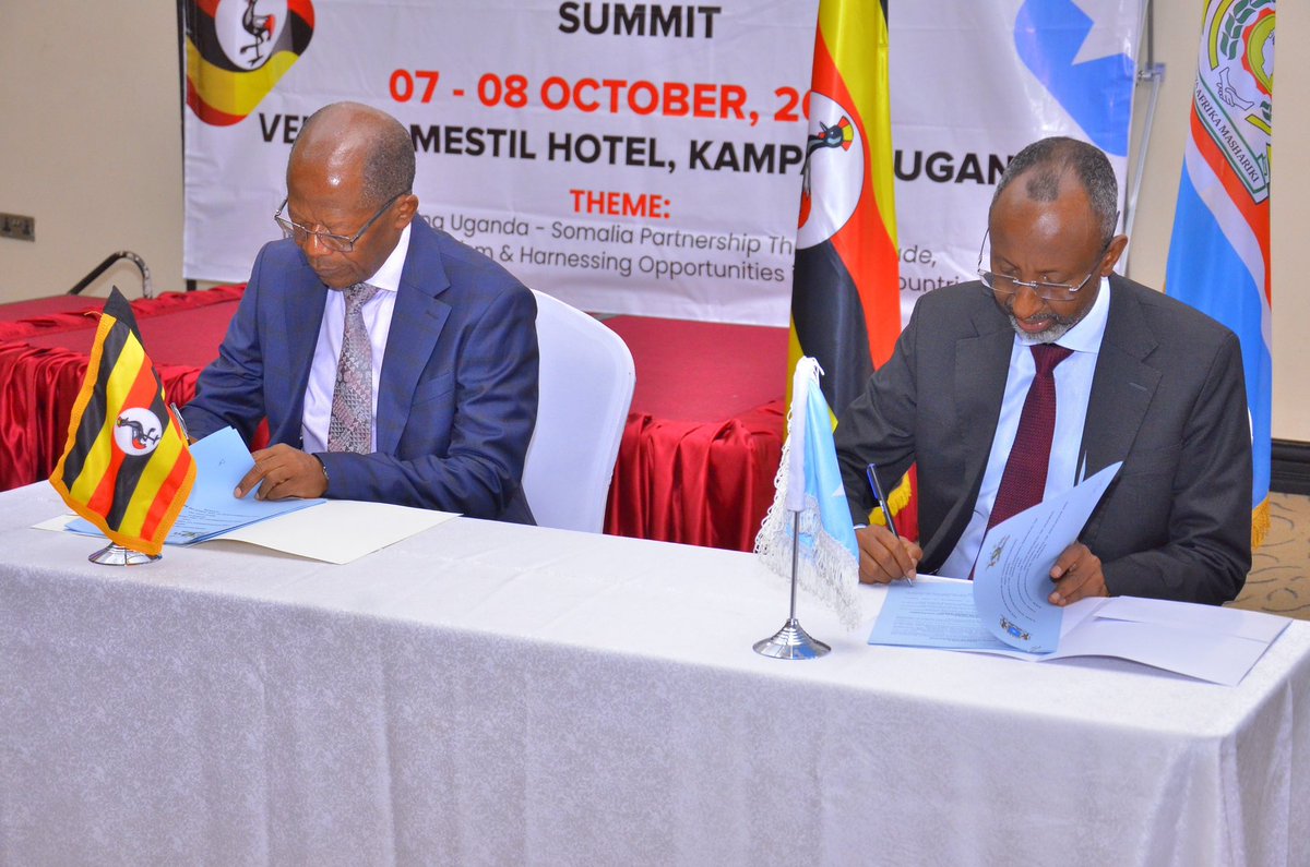 UgandaMFA's tweet photo. The MoU on Education was signed between State Minister for Higher Education Hon. Dr. John C. Muyingo @DrMuyingo and his Somali counterpart, Minister of Education Hon. Farah Sheikh Abdulkadir 🇺🇬🤝🇸🇴.
#UGSomaliaJPC https://t.co/2MtKq1kZVg