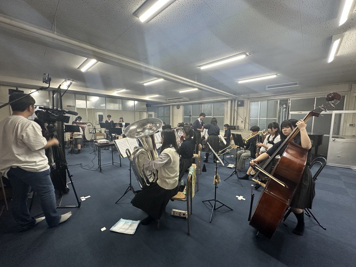 sanichi_brass's tweet image. こんにちは！佐日ブラスです🌸
「高嶋ちさ子のザワつく！音楽会2025」のコラボ出演が決定しました🎉
今回は演奏会の出演に際して、本校吹奏楽部の紹介ムービーを撮影のためテレビ局の方にお越しいただきました！ 
武道館で佐日ブラスの演奏を届けられるよう頑張ります💪
＃吹奏楽
＃佐日ブラス