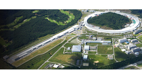 RIKEN_JP's tweet image. 今年の #ノーベル化学賞 は金属有機構造体(MOF)の開発に対し北川進博士らに贈られました。ナノサイズの無数の穴に気体分子を自在に出し入れでき、環境問題解決にも期待されるMOF。約20年前、博士が社会実装を見据えて進めた研究開発を大型放射光施設SPring-8が支えました。
🔗riken.jp/research/labs/…