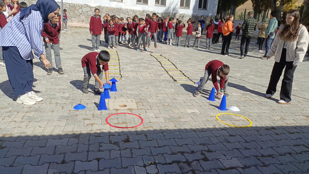 📍Taşlıçay Gençlik Merkezi olarak Çöğürlü İlkokulu ve Ortaokuluna misafir olduk. Gençlerimizle  halat çekme,parkur, müzikli halka oyunları ve yüz boyama etkinlikleri gerçekleştirdik. 🌸🤗🥰

Her şey onların yüzlerindeki bir tebessüm için.. ♥️ 

#GSBGM