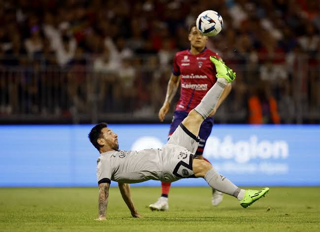 They're calling this a bicycle kick 😭😭
