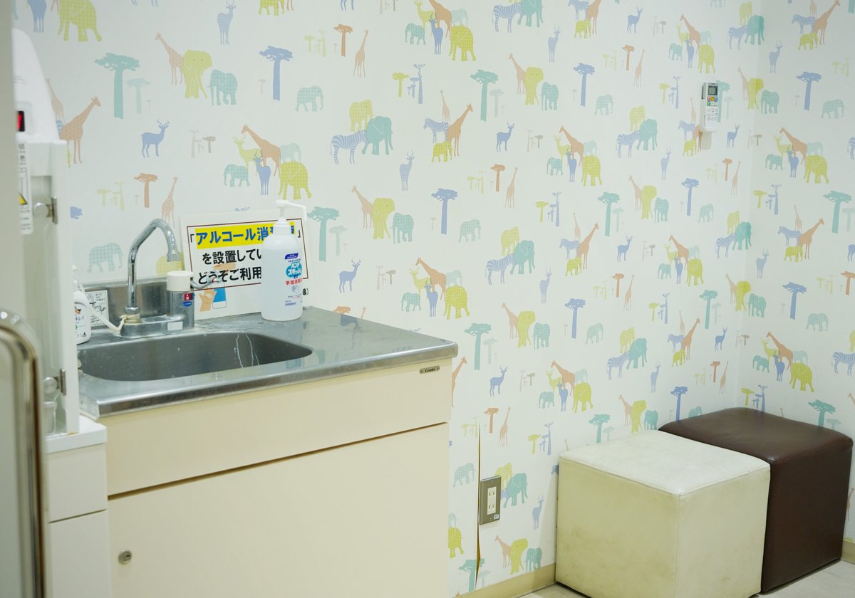 NaganoLifeStyle's tweet image. Obasute Service Area in Nagano has spotless baby rooms 👶
With changing tables, hot water, nursing space &amp;amp; adjustable AC — all free!
The nursing space has a private door, so moms can feed comfortably even if dads are using the changing tables. 
#nagano 
#JapanTravel
#BabyFriendly