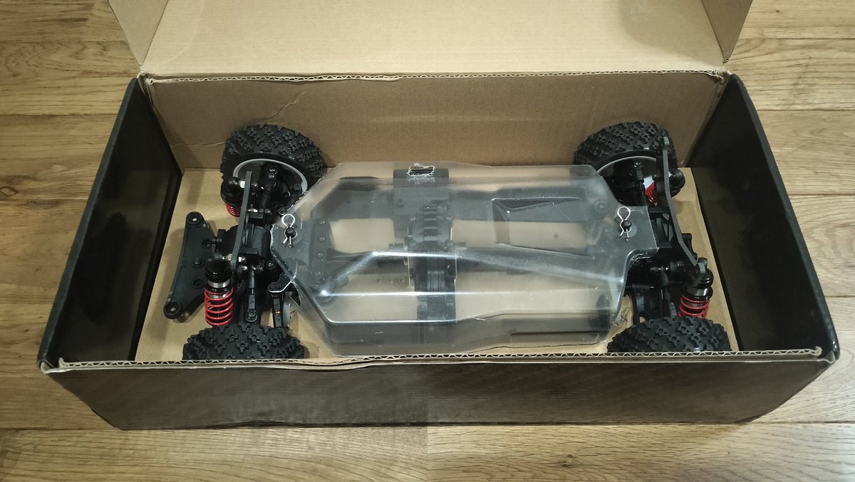 airacomet_p59rc's tweet image. なんとか土曜の亀岡までに間に合った、ラリーシャーシが今日届きました。

正解は、HNRのFoxHound！

さすがに日本には少ないやろー(⁠*⁠´⁠ω⁠｀⁠*⁠)
CKG RCさんに色々教えていただきました。
箱は相変わらずでしたが、開けると半完成品♪
あとはメカ載せのみ、これは楽しみだ！

#rally
#foxhound
