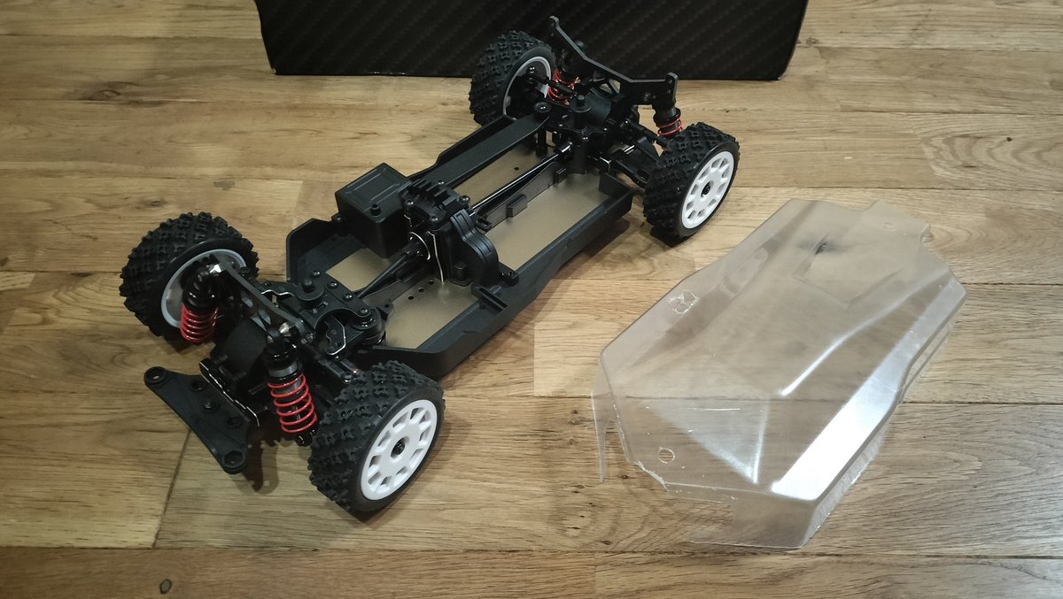 airacomet_p59rc's tweet image. なんとか土曜の亀岡までに間に合った、ラリーシャーシが今日届きました。

正解は、HNRのFoxHound！

さすがに日本には少ないやろー(⁠*⁠´⁠ω⁠｀⁠*⁠)
CKG RCさんに色々教えていただきました。
箱は相変わらずでしたが、開けると半完成品♪
あとはメカ載せのみ、これは楽しみだ！

#rally
#foxhound
