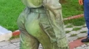 juanjuanalmeida's tweet image. 🤔🤔 Si eran como dice esta estatua, las nalgas de #CheGuevara fueron la inspiración para las #Kardashian #CheVive #Che 😂😂