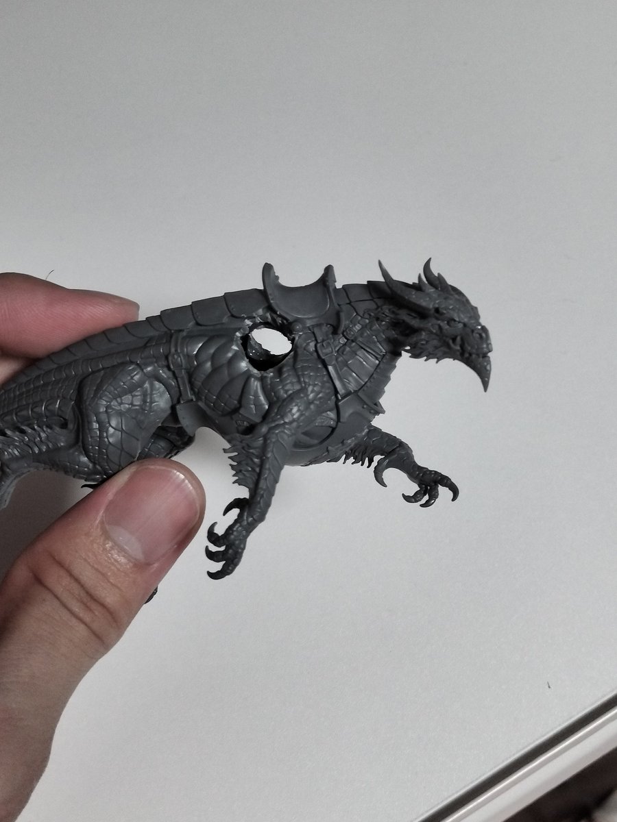 ストームドレイク制作中！
翼の付け根を半田こてで穴開け！
ここにエポパテと磁石で翼のマグネタイズが綺麗に出来るはず…