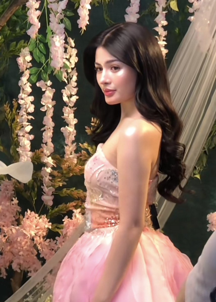 petiflwur's tweet photo. she came straight out of a fairytale 🧚🏻💫 https://t.co/Iwmenoziwv