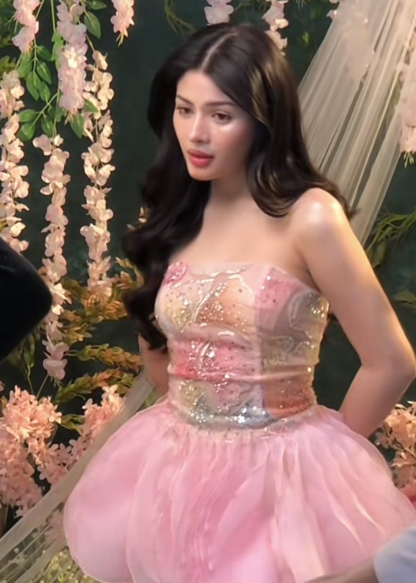 petiflwur's tweet photo. she came straight out of a fairytale 🧚🏻💫 https://t.co/Iwmenoziwv