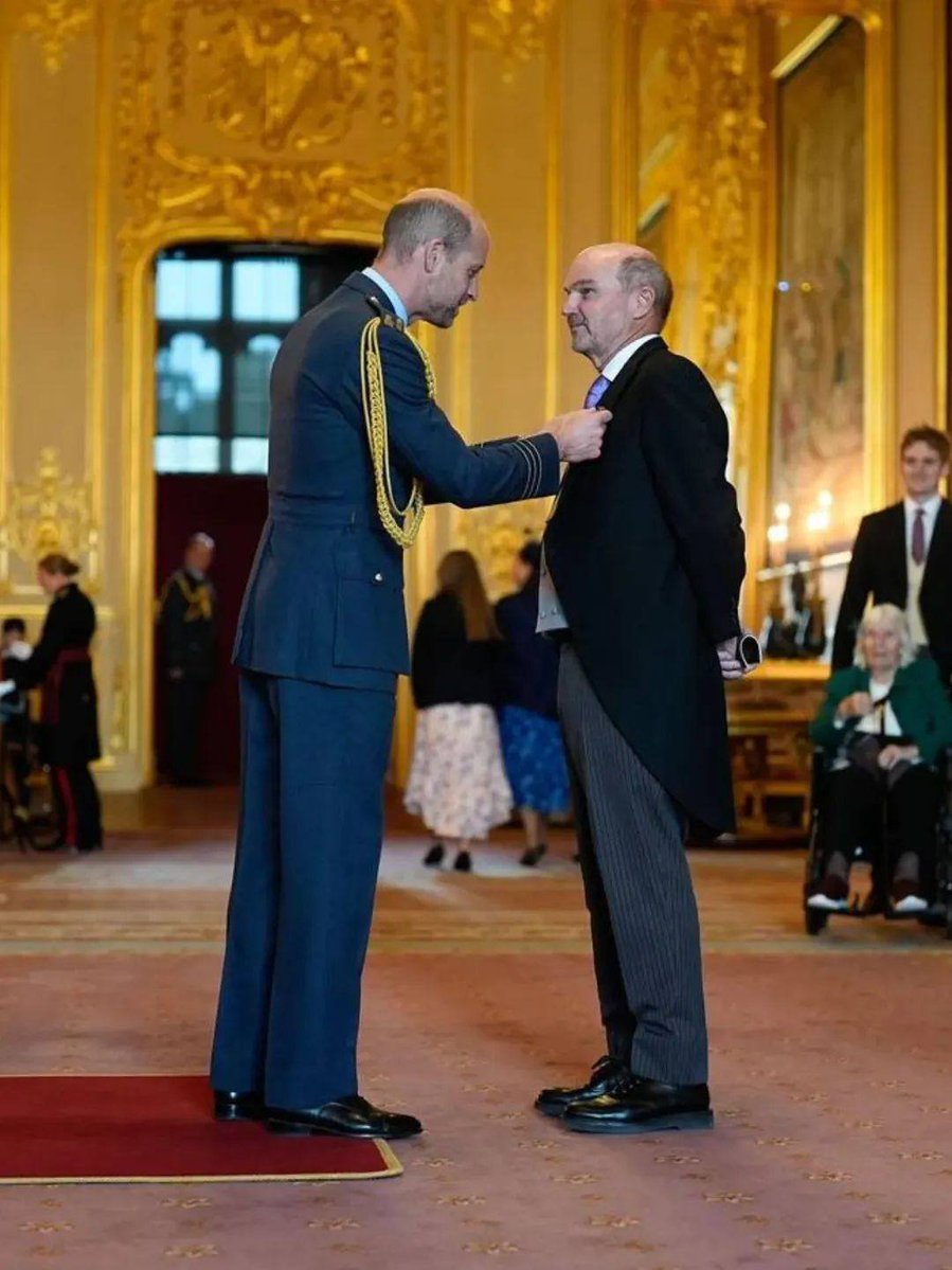 SaunderHart's tweet image. 👑The Prince of Wales held an Investiture at Windsor Castle today.
Among the honourees:
🎖️ Georgia Harrison, for tackling online privacy &amp;amp; cybercrime
🎖️ Stephen Lambert, for services to television
🎖️ Steven Davies, for contributions to sport
#PrinceOfWales #RoyalFamily #Windsor