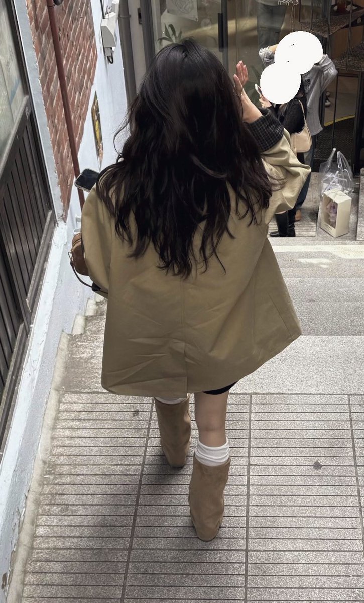 9ikepuppie's tweet photo. 사실 여행 가면 입으려고 미리 샀던 가을 아우터인데 여행지가 한국보다 추워서  목도리 칭칭 감고 겨울옷 입고 있음.....   근데 이럴 줄 알고 많이 입어뒀음 땀 뻘뻘 흘리면서 https://t.co/vWFuYKSB7F