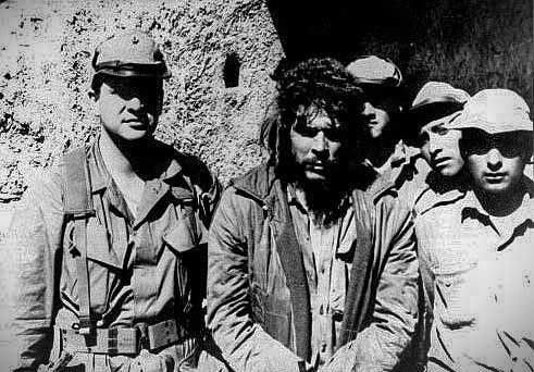 Un día como hoy en 1967, Ernesto “Che” Guevara fue secuestrado en Bolivia por el ejército boliviano con apoyo de la CIA. 

Había ido a impulsar la revolución latinoamericana. Un día después sería asesinado, convirtiéndose en símbolo eterno de la lucha antiimperialista.
