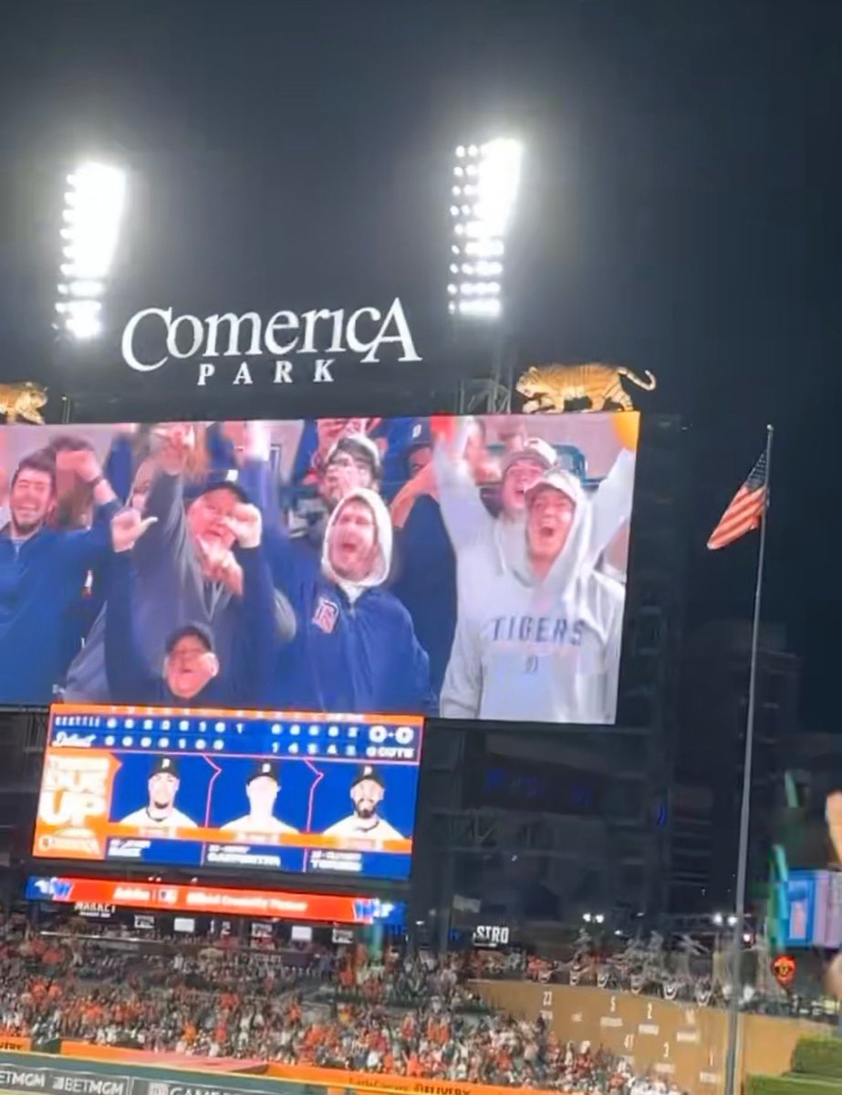 agoeddeke's tweet photo. I think they’re screaming, Happy Mize Day!!!!! https://t.co/0fJbvixIWr