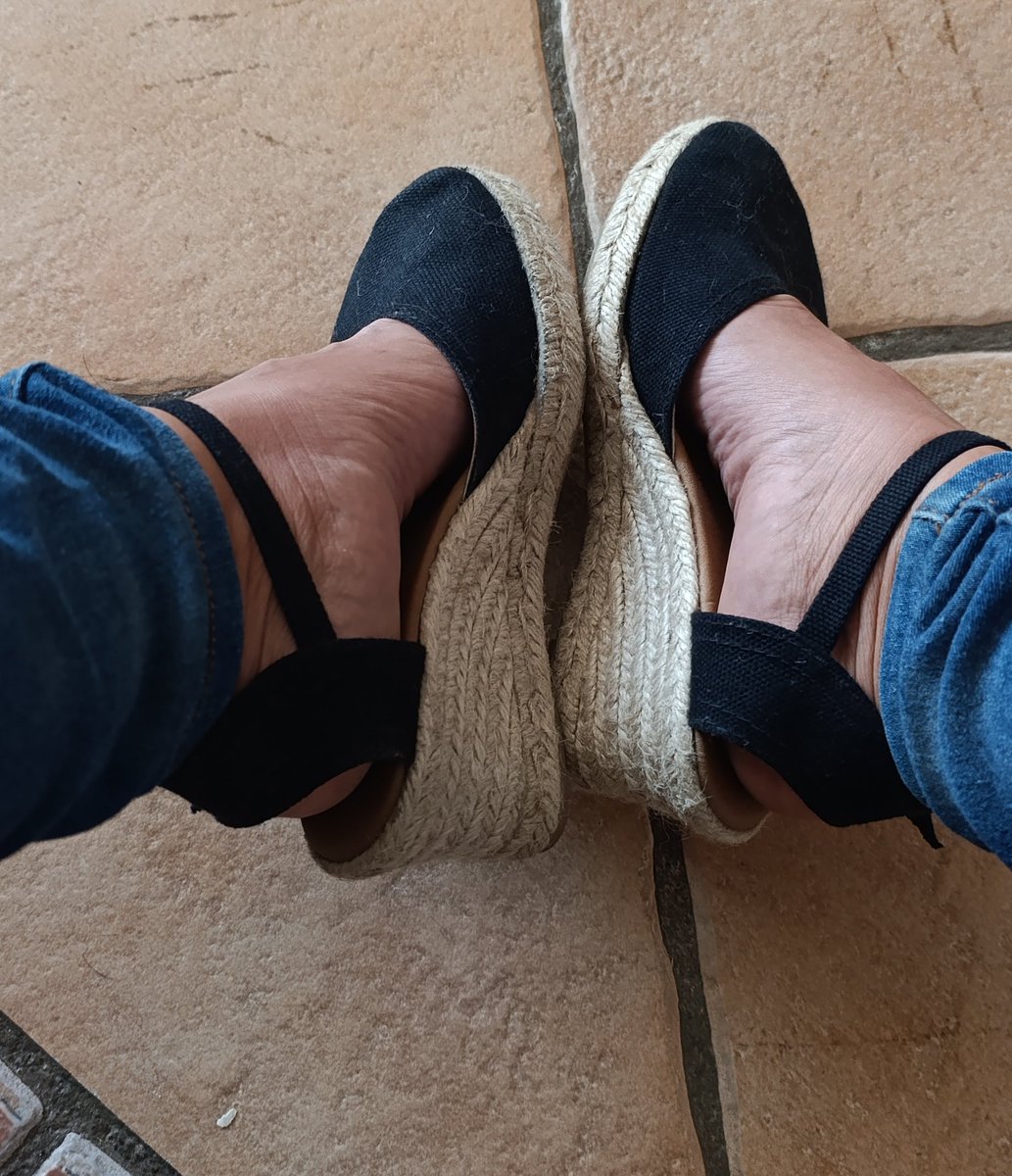 Belleza natural de tu Diosa. 
Te mueres por lamerlos, lo sé.

Findom Femdom Diosa pies zapatos paypigs pelele