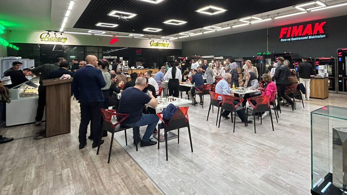 Türkiye’nin  fırın ve mutfak ekipmanları sektöründeki öncü markalarından FİMAK, sektör profesyonelleri ve alanında uzman şefleri "Konya Lezzet ve İnovasyon Zirvesi” ile bir araya getirdi.

FİMAK Lezzet ve İnovasyon Zirvesi Başladı: horecatrend.com/2025/10/08/fim…