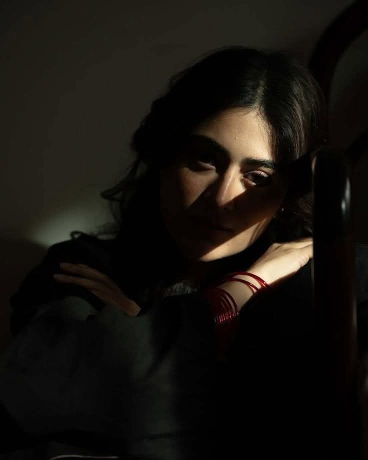 گزرتے دنوں نے
ہمیں زندگی موت کا فرق
جیسے بھلا سا دیا ھے.... 
اگر اب جیے بھی 
تو بس وقت کے وائلن پر،
کسی گمشدہ رائیگانی کی دھیمی دھنیں
اور جدائی کے نغمے سنایا کریں گے..
یہ سوچا کریں گے 
کہ یکسر اجڑنے سے پہلے  
یہ دل کیسا آباد تھا

،،،،،🖤