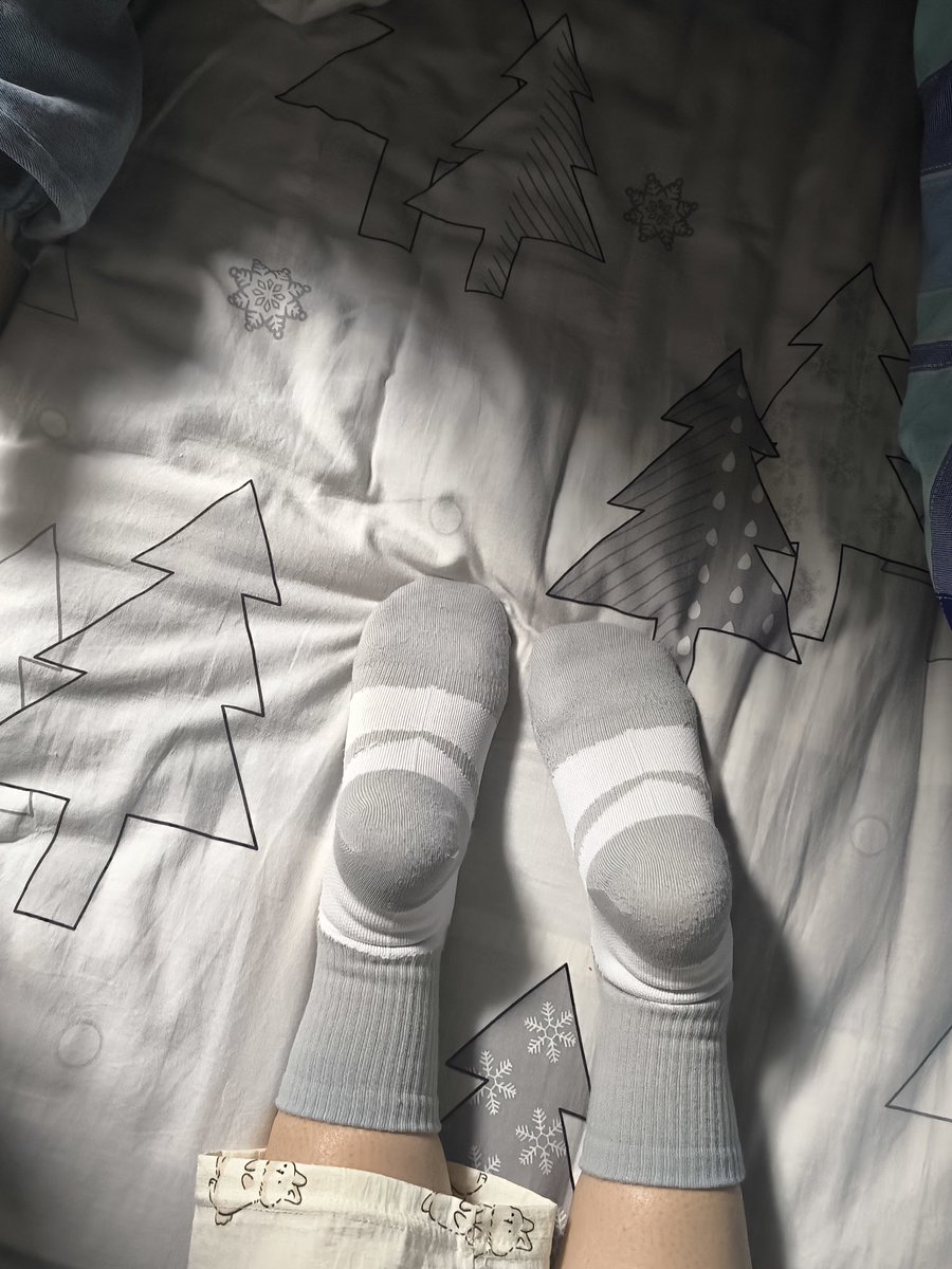 明天要开始上课了
捂一天的纯棉袜，一定要带着汗湿品尝
评论区留下妈妈想闻，增加中奖概率