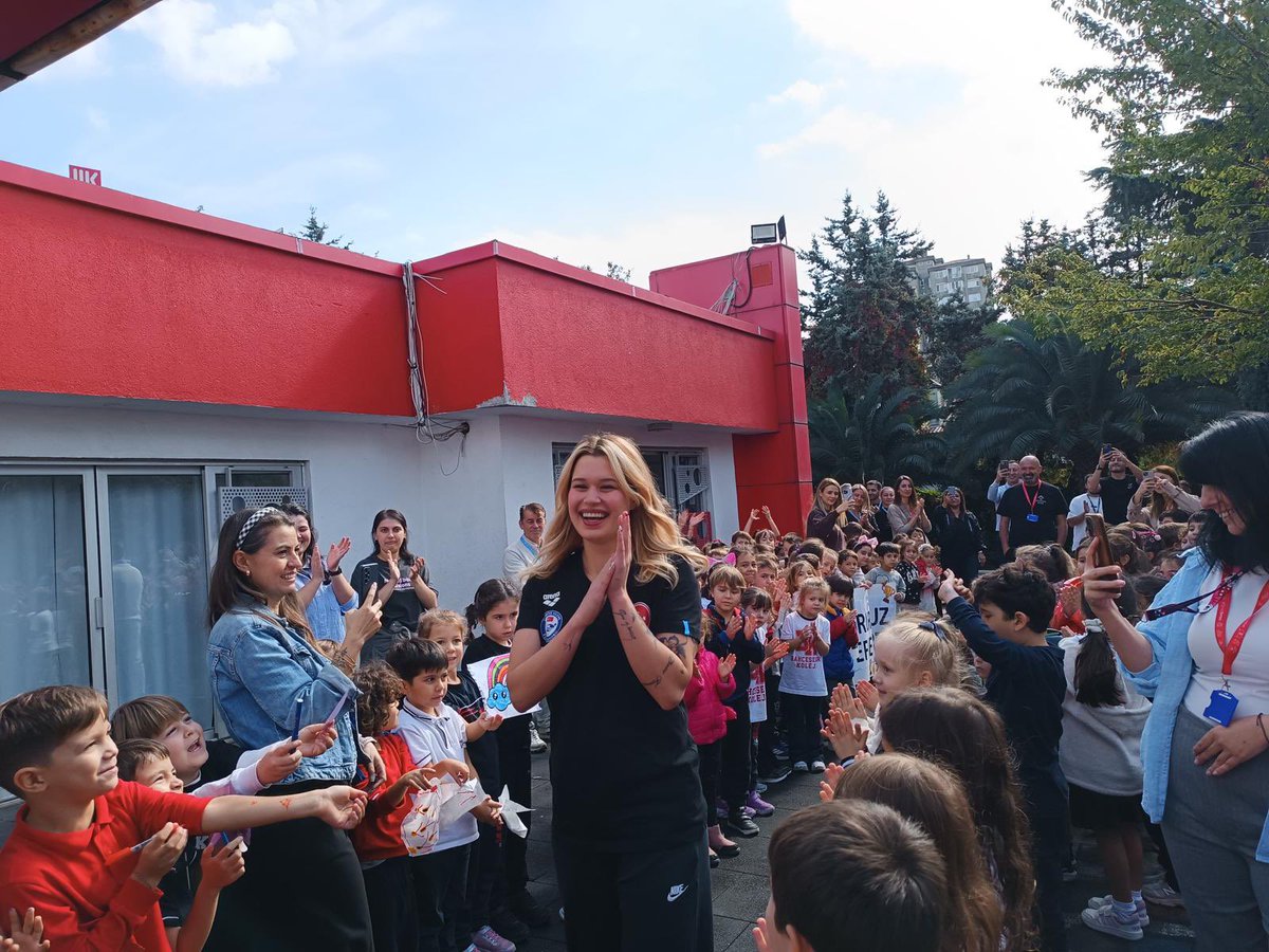 bahcesehir_k12's tweet photo. Evine hoş geldin Defne! 🤍💐

2015 yılı mezunlarımızdan Defne Kurt'u, mezun olduğu Etiler Kampüsü'müzde ağırlamaktan büyük mutluluk duyduk.
2025 Dünya Para Yüzme Şampiyonası'nda kazandığı beş altın madalya ile adını spor tarihinin zirvesine yazdıran Defne'yi tebrik ediyor, spor kariyerindeki yolculuğunda başarılarının devamını diliyoruz. 

Sevgili Defne’nin her zaman Bahçeşehir Koleji Ailesi'nin bir parçası olmasından gurur duyuyoruz. ❤️💙
