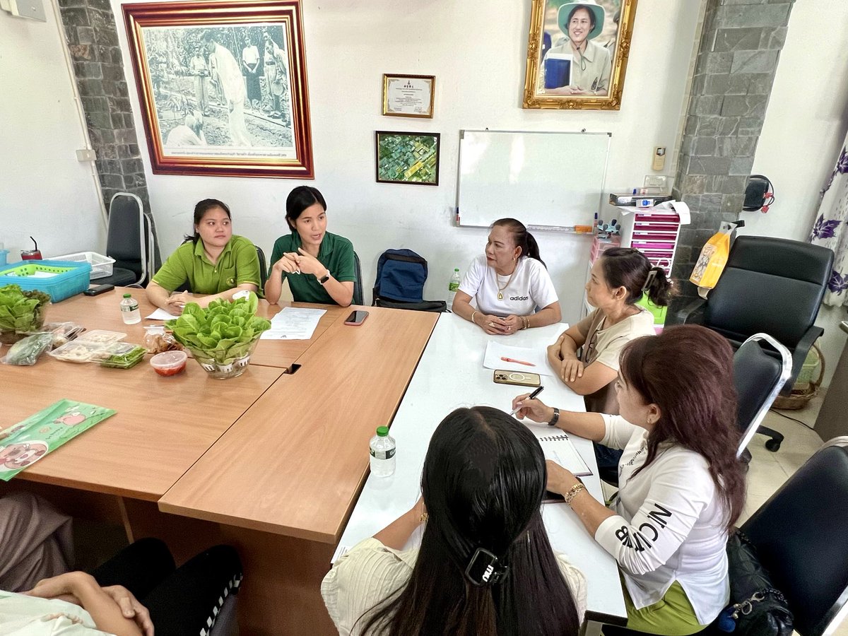 วันนี้ : ร่วมกับนักวิชาการเกษตร เทศบาลตำบลบางสีทอง พร้อมด้วยเกษตรอำเภอบางกรวย ประชุมการรวมกลุ่มจัดตั้ง"วิสาหกิจชุมชนคนบางสีทอง" ณ ศูนย์อนุรักษ์พันธุกรรมพืชฯ 08.10.68