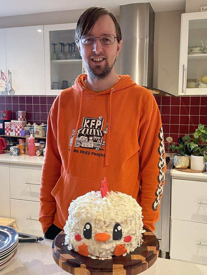 omenofdaphoenix's tweet image. 40th birthday
5th year in #kfp 
Thanks to Kiara, KFP and other hololive fans for being so friendly and helping me travel abroad in recent years for conventions and concerts!
Here&apos;s to 5 more!
(cake by my sister and her daughter)